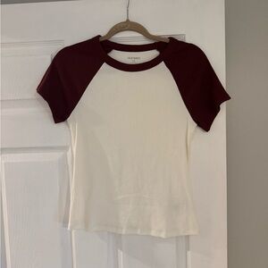 Old Navy Women's Short Sleeve Cream and Burgundy Tee